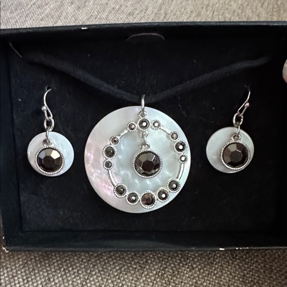 Jewelry - Elegant Silver and Black with Mother of Pearl backs Jewelry Set 8.5"